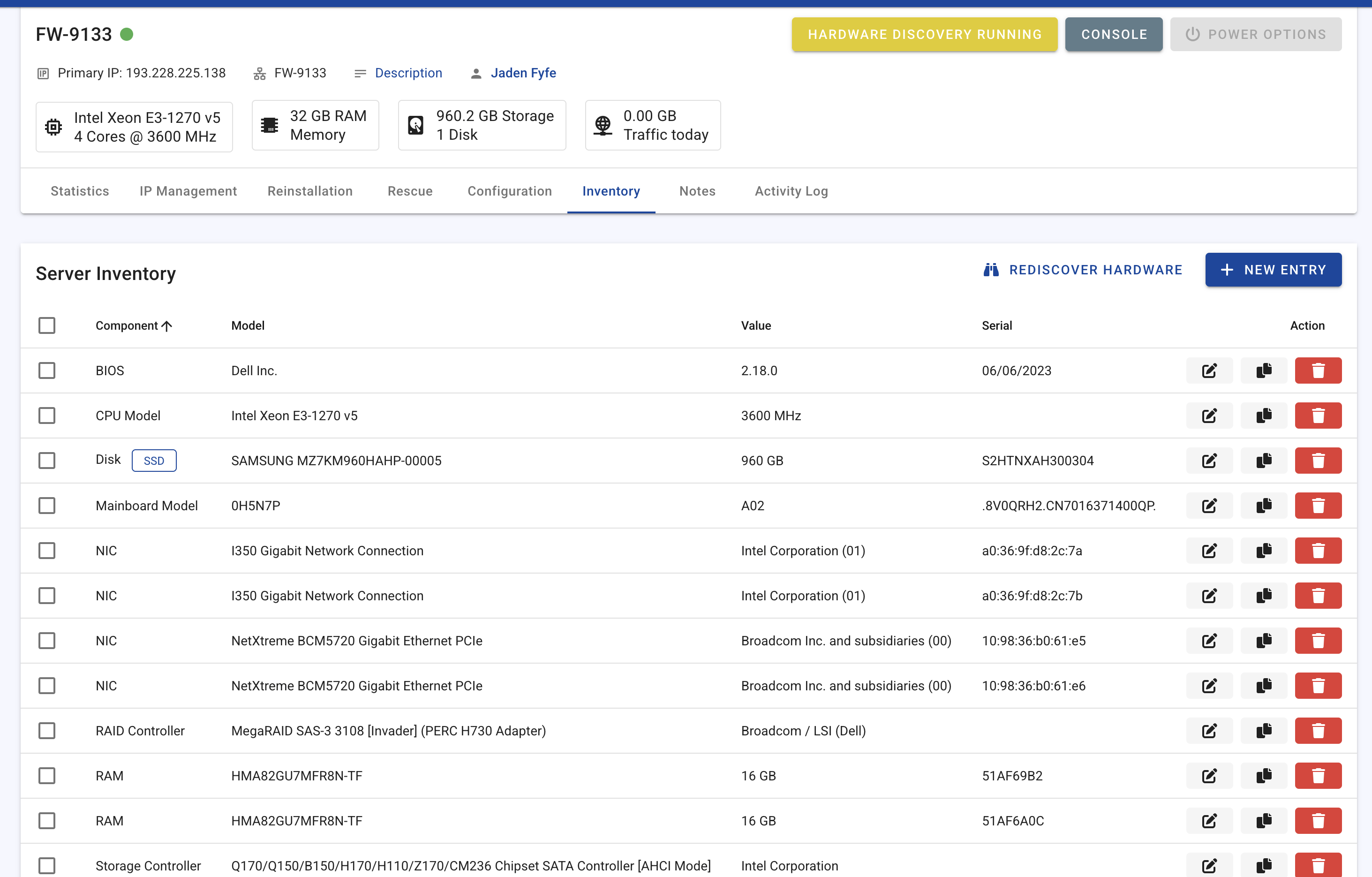 Server inventory view in the FyfeWeb panel listing CPU, RAM, disks, NICs and RAID controller with serial numbers
